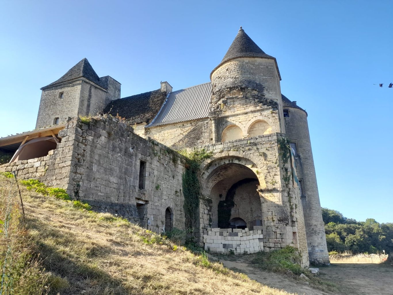 Château de Salignac Château de Salignac, c'est un château médiéval en restauration, il se visite. Il raconte l'histoire des seigneurs ruraux.