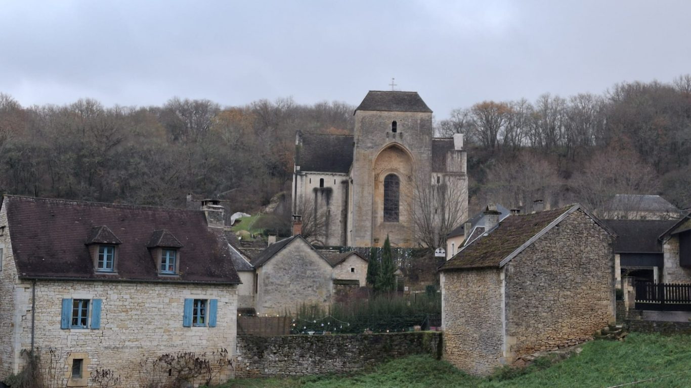 Abbaye de St Amand de Coly Abbaye de St Amand de Coly, fortifiée elle protégeait les habitants des assaillants au moyen âge. Un des plus beaux villages de France.