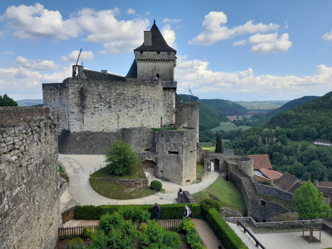 Château de Castelnaud Château fort médiéval de Castelnaud, son donjon est majestueux et sur son tour de garde se trouve un trébuchet pour défendre le château.